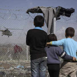 Estados miembros de la UE y del Espacio Schengen han levantado desde los años 90 más de 1.000 kilómetros de muros - EFE /Simela Pantzartzi