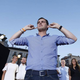 El candidato a la presidencia del gobierno por Ciudadanos, Albert Rivera, durante el acto de cierre de campaña que la formación naranja celebró en la madrileña plaza de Ópera. / EFE