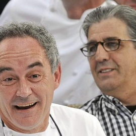 Juli Soler (derecha), en una imagen de archivo junto a Ferrán Adriá. EFE