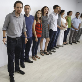 El líder de Podemos, Pablo Iglesias (i), tras la rueda de prensa que ha ofrecido tras la reunión del Consejo de Coordinación del partido. /EFE