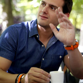 El candidato de Ciudadanos, Albert Rivera, ha paseado por el parque madrileño del Retiro y ha tomado un café con miembros de la directiva de su partido. EFE/Chema Moya
