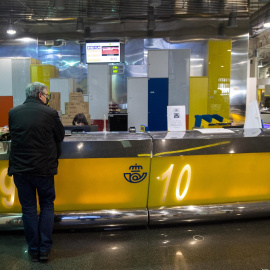 Un cliente es atendiendo en la Oficina de Correos de Cibeles, en Madrid, el pasado 16 de marzo de 2021.