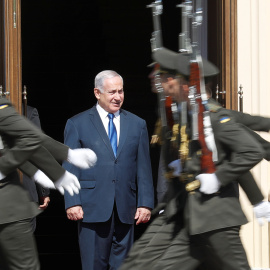 El primer ministro israelí, Benjamín, Netanyahu participa en una ceremonia de bienvenida en Kiev | Reuters