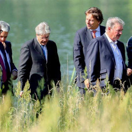 Los ministros de Exteriores de los seis países fundadores de la UE pasean por un parque de Berlín mientras abordan el 'Brexit'. De izquierda a derecha, Frank-Walter Steinmeier (Alemania), Jean-Marc Ayrault (Francia), Bert Koenders (Países B