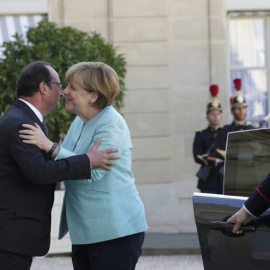 François Hollande recibe a Merkel en el Palacio del Elíseo. / PHILIPPE WOJAZER (EFE)
