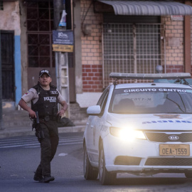 Policías vigilan tras una oleada de violencia en Duran (Ecuador), a 4 de noviembre de 2022.