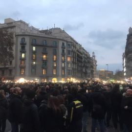 Concentración de los Mossos que reclaman la equiparación salarial con el cuerpo de bomberos y el ingreso de las pagas extras de 2013 y 2014. | mosS.O.S.