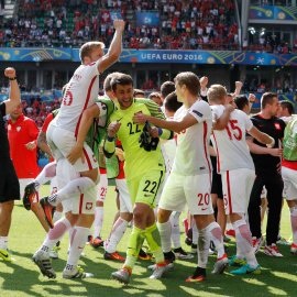 Los jugadores polacos celebran por todo lo alto su pase a los cuartos de final de la Eurocopa. /REUTERS