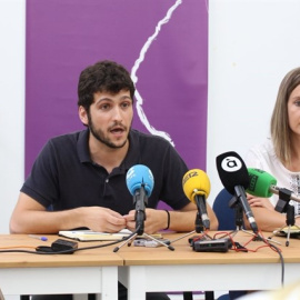 El secretario general de Podem, Antoni Estañ, y la diputada valenciana, Àngela Ballester / Twitter de Podem