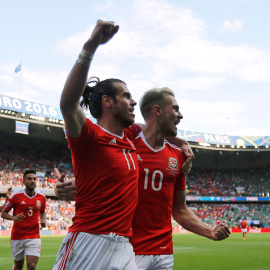 Bale y Ramsey celebran el pase de Gales a los cuartos de final de la Eurocopa. /REUTERS