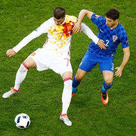 El español Morata, recomprado por el Real Madrid, ante el croata Vrsaljko, fichado por el Atlético. /REUTERS