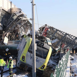 Bomberos trabajan en el rescate de víctimas en el lugar donde se ha producido el accidente. (STR | EFE)