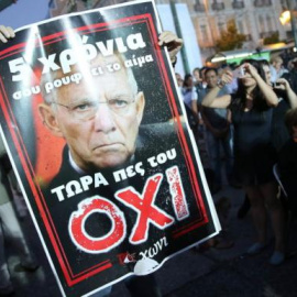 Uno de los carteles con los que Syriza hizo campaña por el "no" llevaba impresa la cara del alemán Schäuble, muy impopular en Grecia. Kay Nietfeld (EFE)