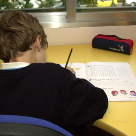 Un niño realizando los deberes en su casa/EFE