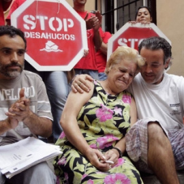 Una mujer llora tras conseguir paralizar el desahucio de su vivienda. REUTERS