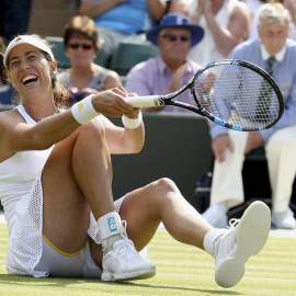Muguruza celebra su pase a semifinales de Wimbledon tras vencer a Bacsinszky. EFE/Sean Dempsey