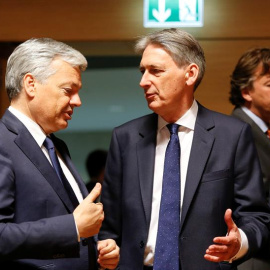 El ministro de Exteriores, Philip Hammond (derecha), conversa con su homólogo belga, Didier Reynders. - EFE