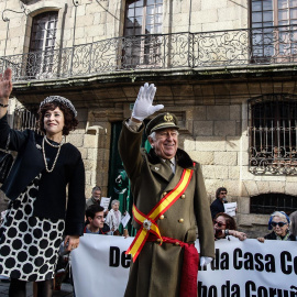 Dos actores disfrazados como Francisco Franco y Carmen Polo participan en la III Marcha Cívica por la Devolución de la Casa Cornide al Pueblo de A Coruña, a 5 de noviembre de 2022.