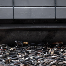 04/03/2021 Una apisonadora, durante un acto de destrucción simbólica de casi 1.400 armas, en el Colegio de Guardias Jóvenes Duque de Ahumada, en Valdemoro, Madrid