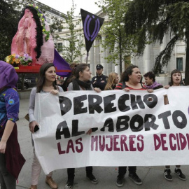 Mujeres manifestándose a favor del derecho al aborto./ ÁNGEL DÍAZ - EFE