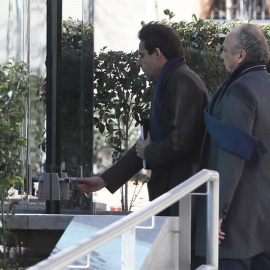 El exconsejero de OHL Javier López Madrid (i), yerno de Juan Miguel Villar Mir, a su llegada a la Audiencia Nacional donde fueron citados como investigado también por el juez del caso Púnica. EFE/Mariscal
