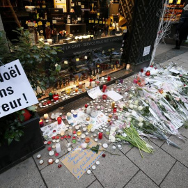 Flores, velas y mensajes cerca del mercadillo de Navidad donde se produjo el atentado en Estrasburgo (Francia). / EFE- RONALD WITTEK