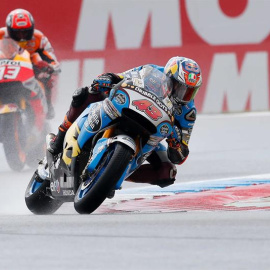 Marc Márquez por detrás de Jack Miller en la carrera de MotoGP en Assen. /EFE