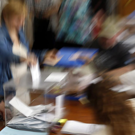 Vista de una mesa electoral en un colegio de San Sebastián. EFE/Javier Etxezarreta