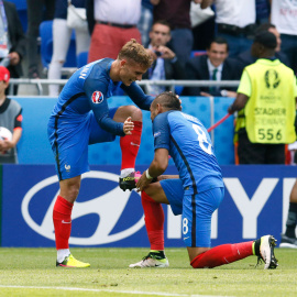 Dimitri Payet besa las botas de Antoine Griezmann tras marcar su segundo gol contra Irlanda. /REUTERS