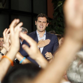 El líder de Ciudadanos, Albert Rivera, comparece ante los simpatizantes en el exterior de la sede del partido en Madrid tras conocer los resultados de las elecciones generales del 26J. EFE/Javier López