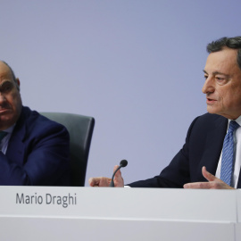 El presidente del BCE, el italiano Mario Draghi, y el vicepresidente de la entidad, el español Luis de Guindos, en la rueda de prensa posterior al Consejo de Gobierno, en Fráncfort. REUTERS/Kai Pfaffenbach