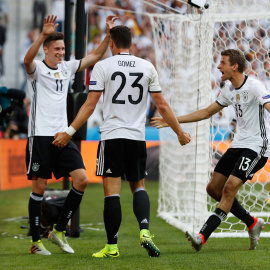 Draxler celebra con Mario Gomez y Muller el segundo gol de Alemania contra Eslovaquia. /REUTERS