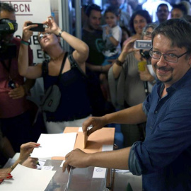 El candidato por Barcelona de En Comú Podem, Xavier Domènech, vota en la Escuela Industrial de Barcelona para las elecciones generales que hoy se celebran en nuestro país. EFE/Toni Albir