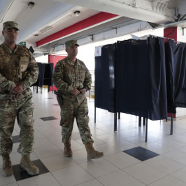 Militares chilenos custodian un centro de votación en Santiago, Chile, a 16/12/2023