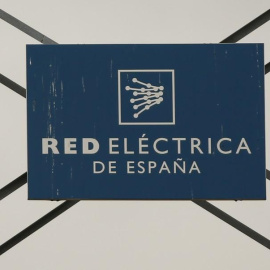 El logotipo de Red Electrica de España en una torre de electricidad en Alcobendas, en las afueras de Madrid. REUTERS