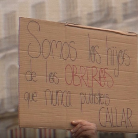 Una imagen de 'Flores en la basura'
