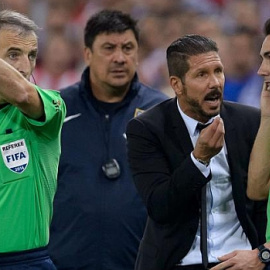 Simeone protesta airadamente al cuarto árbitro en la vuelta de la pasada Supercopa.
