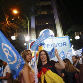 Simpatizantes del Partido Popular junto a la sede del partido en la madrileña calle Génova, tras conocer los primero resultados electorales tras los comicios generales que se han celebrado hoy en España. EFE/J.P.GANDUL