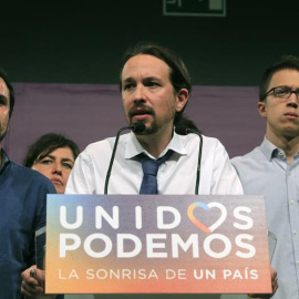 El líder de Unidos Podemos Pablo Iglesias, acompañado por Alberto Garzón e ïñigo Errejón, durante su comparecencia ante la prensa tras conocer los resultados de las elecciones generales celebradas hoy en España, esta noche en el teatro Goya