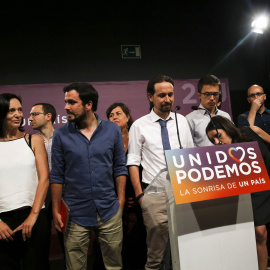 Pablo Iglesias junto a miembros de Unidos Podemos antes de ofrecer su comparecencia tras los resultados electorales. REUTERS/Andrea Comas