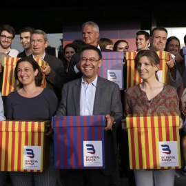 El candidato a la presidencia del FC Barcelona, Josep Maria Bartomeu (c), el pasado día 4 al entregar las firmas para formalizar su candidatura. /EFE