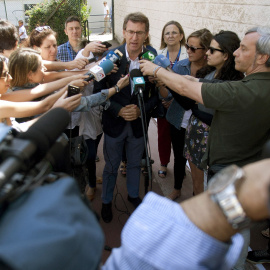 El presidente de la Xunta de Galicia, Alberto Núñez Feijoo, hace declaraciones tras votar en un colegio electoral de Vigo en la jornada del 26-J. EFE/Salvador Sas