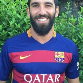 Arda posa con la nueva camiseta del Barcelona.