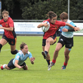 La jugadora española Patricia García (2dch) se marcha de sus perseguidoras durante la final del preolímpico de Rugby 7 disputada hoy ante Rusia en Dublín. /EFE