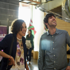 La cabeza de lista de Unidos Podemos por Gipuzkoa, Nagua Alba, y el cabeza de lista por Bizkaia, Eduardo Maura, miran los primeros resultados del escrutinio de las elecciones del 26-J. EFE/Javier Zorrilla