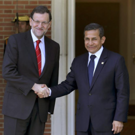 El jefe del Gobierno, Mariano Rajoy (i), saluda al presidente de Perú, Ollanta Humala, a su llegada al Palacio de la Moncloa donde se reunieron con motivo de la visita a España del mandatario peruano. EFE