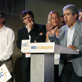 El cabeza de lista por Barcelona de CDC a las elecciones generales, Francesc Homs, pronuncia unas palabras ante el presidente de la Generalitat, Carles Puigdemont (2ºi) y el líder de CDC, Artur Mas (i). /EFE