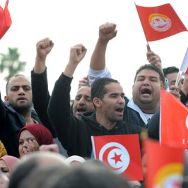 Ciudadanos tunecinos se manifiestan en la huelga celebrada el pasado 22 de noviembre./EFE