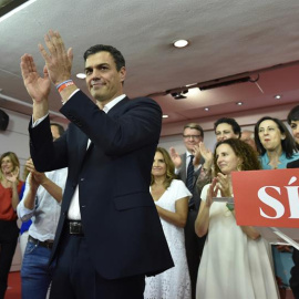 El secretario general del PSOE, Pedro Sánchez (c), acompañado de otros dirigentes del partido y candidatos. /EFE