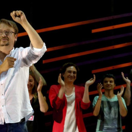 El candidato de En Comú Podem, Xavier Doménech (i), y los dirigentes de la formación, entre ellos la alcaldesa de Barcelona, Ada Colau (2i) comparecen ante su militancia y simpatizantes tras conocerse los resultados electorales del 26J. EFE